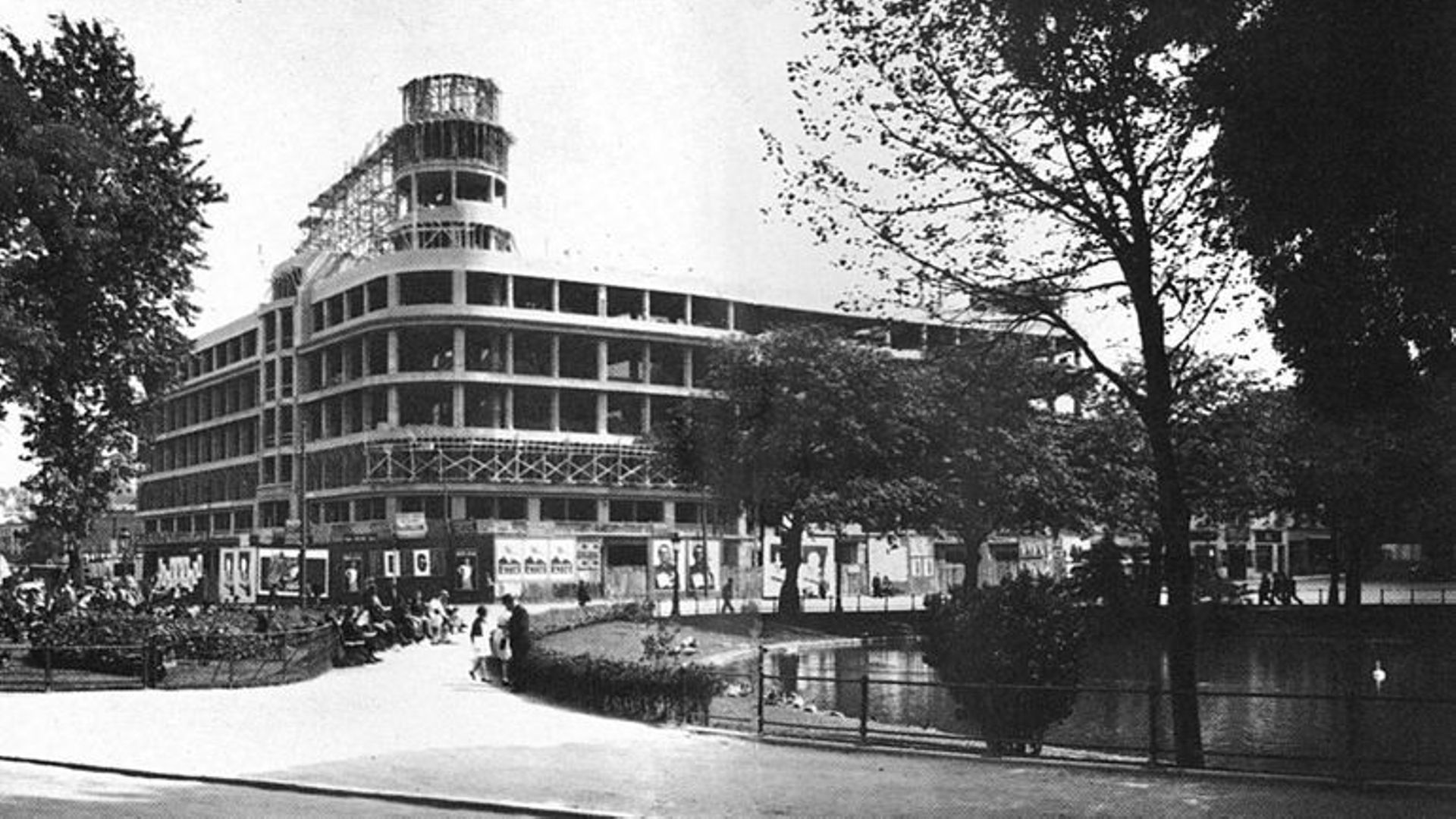 Construction du Paquebot de l’INR, place Flagey, en 1935