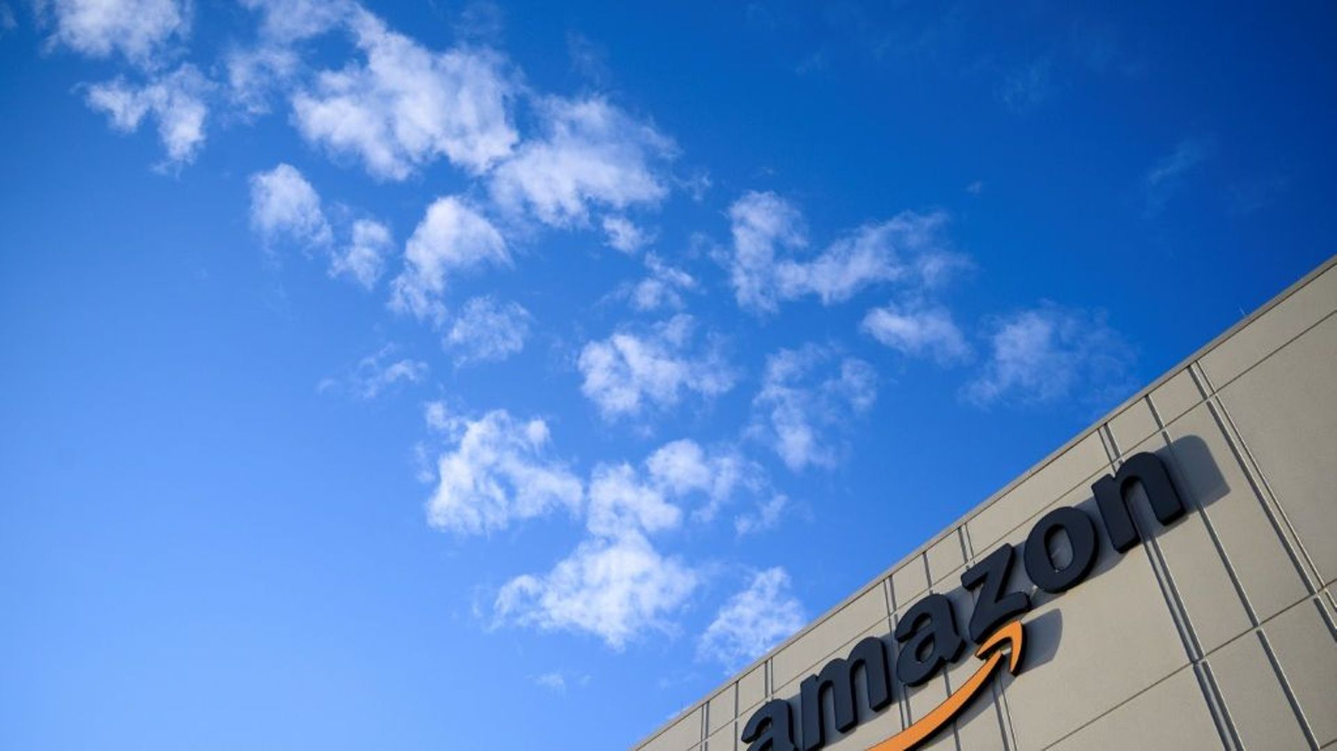 Le logo d'Amazon sur la façade d'un bâtiment de Staten Island le 5 février 2019
