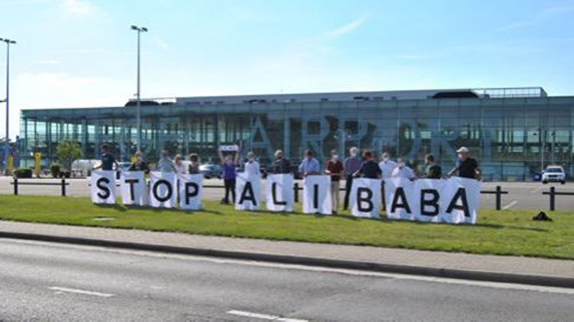 Ce lundi soir, à Liège, les militants du groupe "Stop Alibaba & co" se sont donné rendez-vous pour manifester au conseil communal.