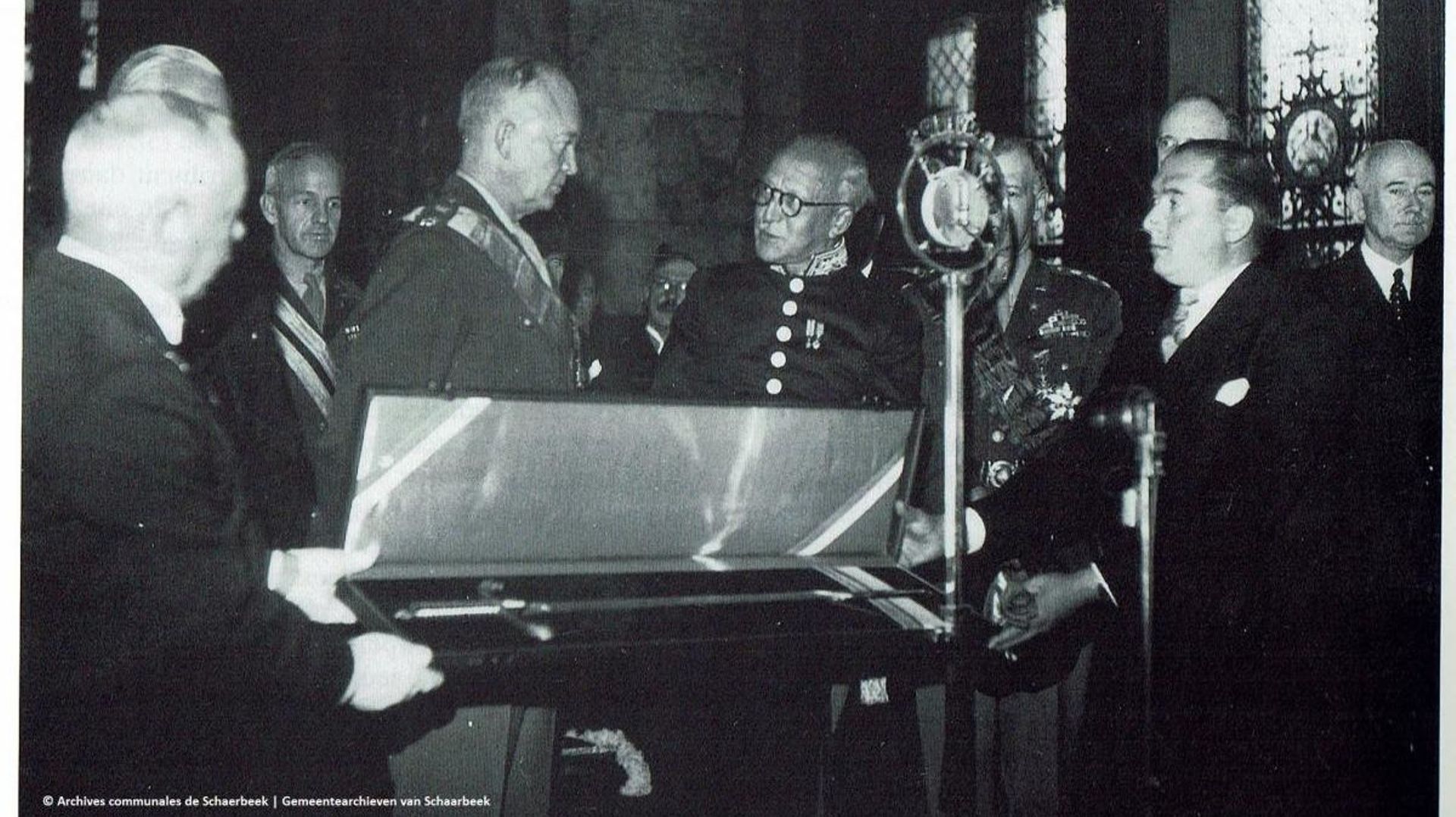 Dwight Eisenhower reçu à l’hôtel communal de Schaerbeek par le bourgmestre Dejase.