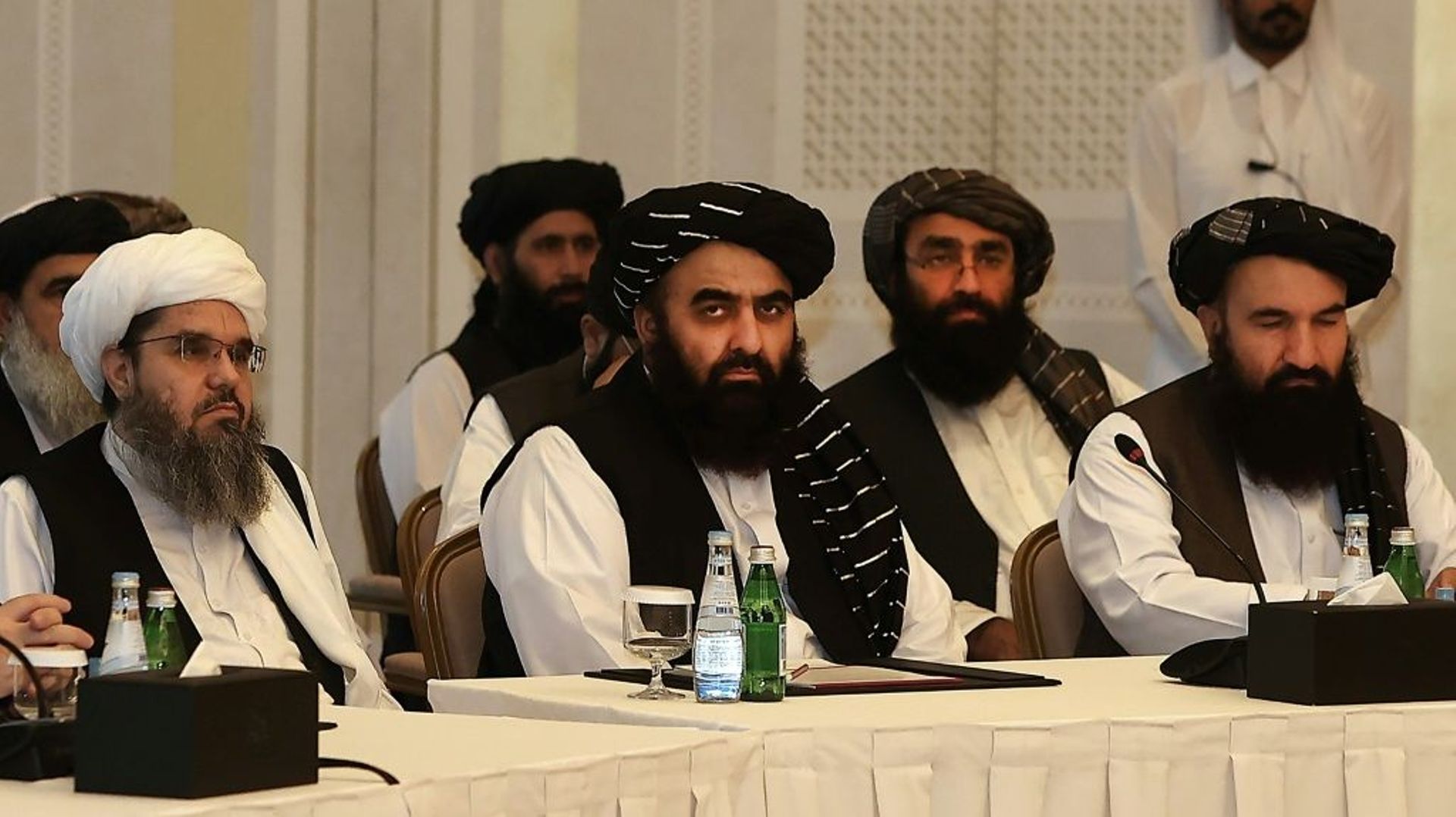 Les membres talibans Shahabuddin Delawar (g), Amir Khan Muttaqi (c) et Khairullah Khairkhwa (d) lors d’une rencontre avec des diplomates étrangers, le 12 octobre 2021 à Doha, au Qatar.