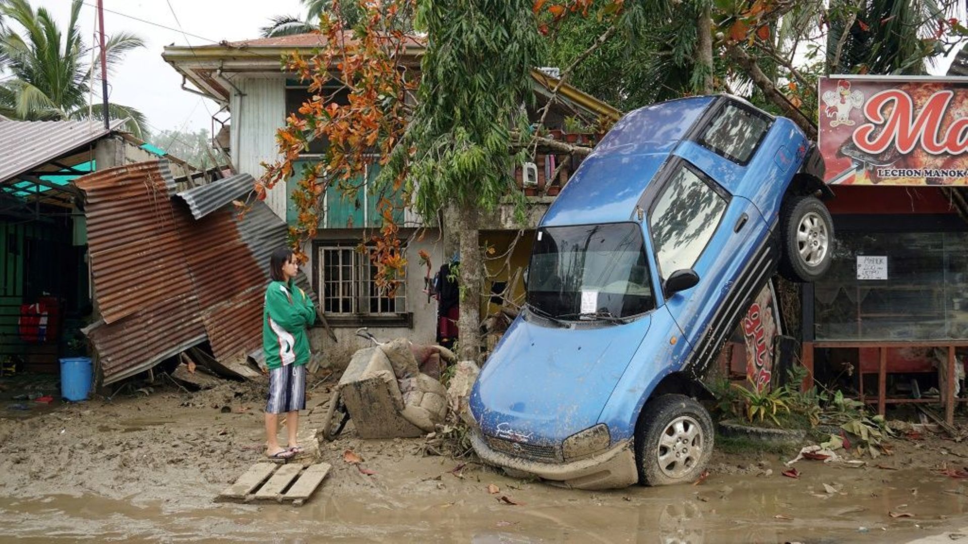 Une habitante de l’île de Bohol au milieu des dégâts provoqués par le typhon Rai, le 21 décembre 2021 aux Philippines