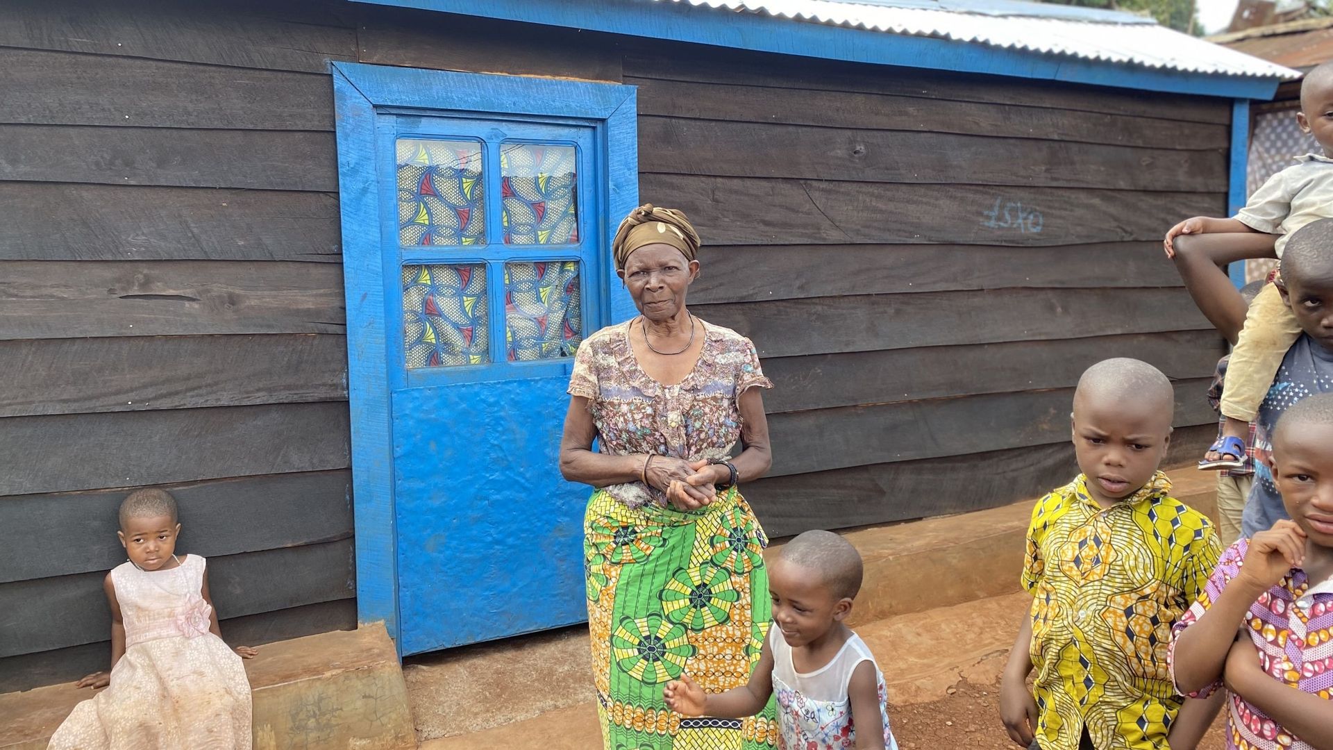 Maria M’Bisimwa est l’une des bénéficiaires du programme Wazee Wetu. Elle est installée dans l’une de ces maisons, depuis juillet. 