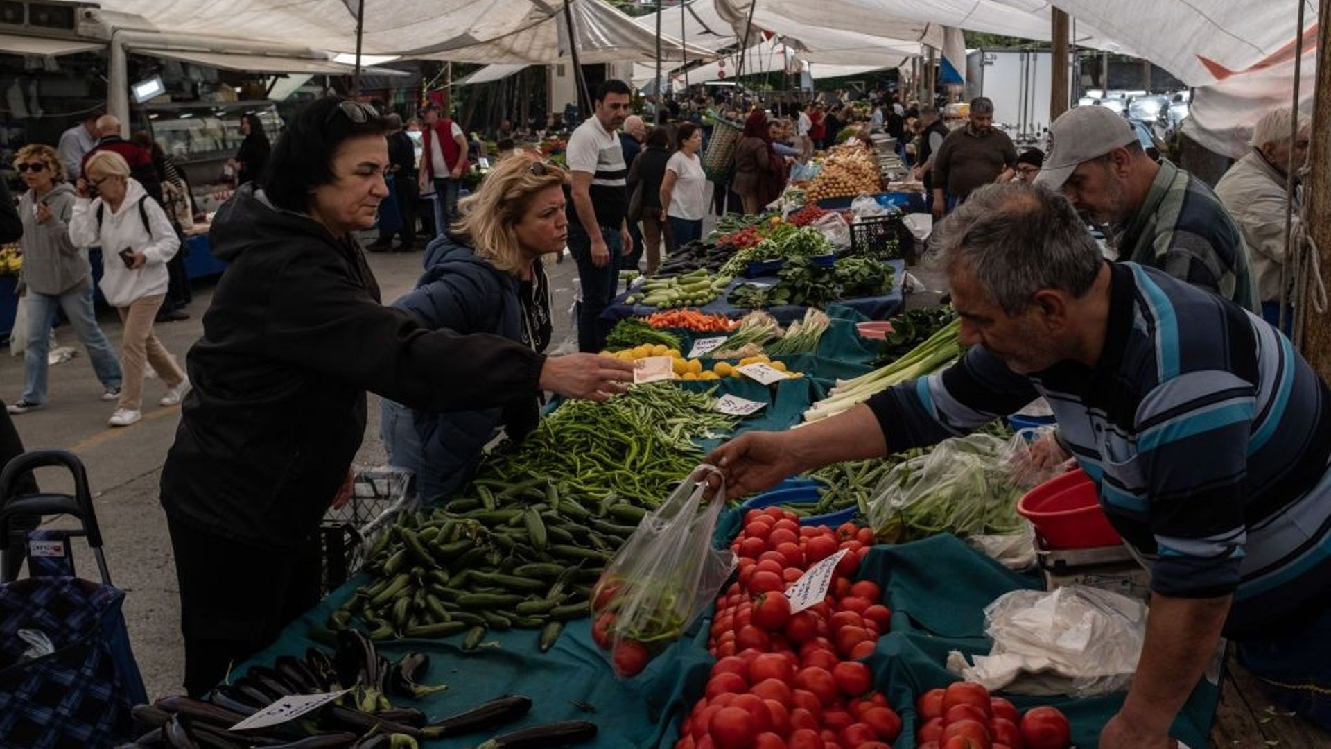 Les tomates et oignons s’achètent bien plus souvent à l’unité plutôt qu’au kilo sur le marché d’Istanbul, à quelques jours des élections présidentielles.