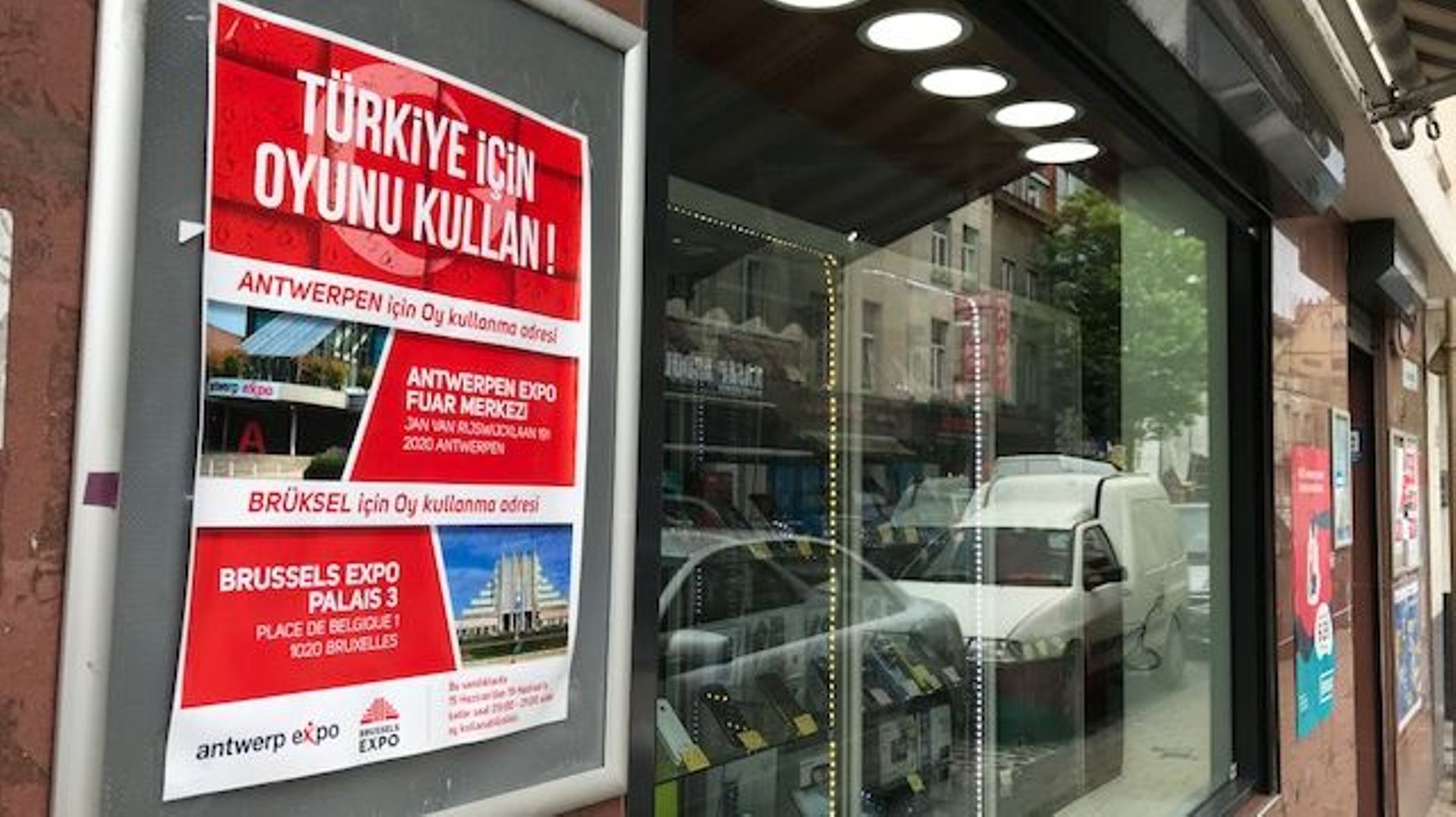 Sur une vitrine de Schaerbeek, les lieux, dates et heures du vote pour les Turcs de Belgique.