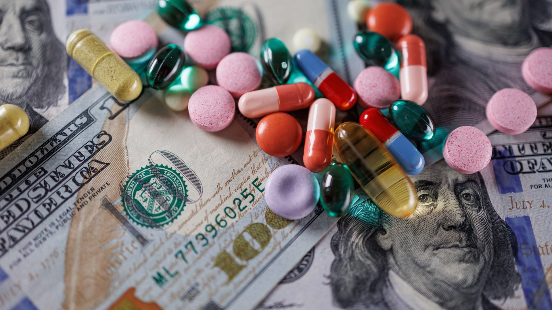 米国では、健康保険の大幅な値上げが予想され、家計がパニックに陥っている