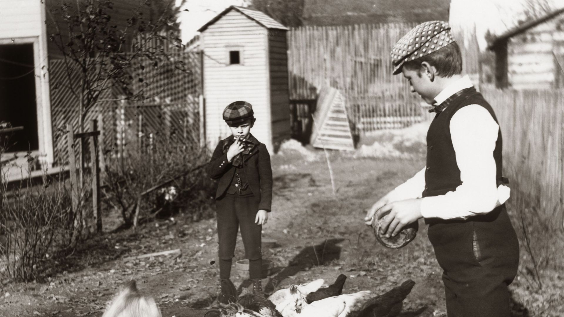 Image d'illustration : deux enfants dans une ferme vers 1890