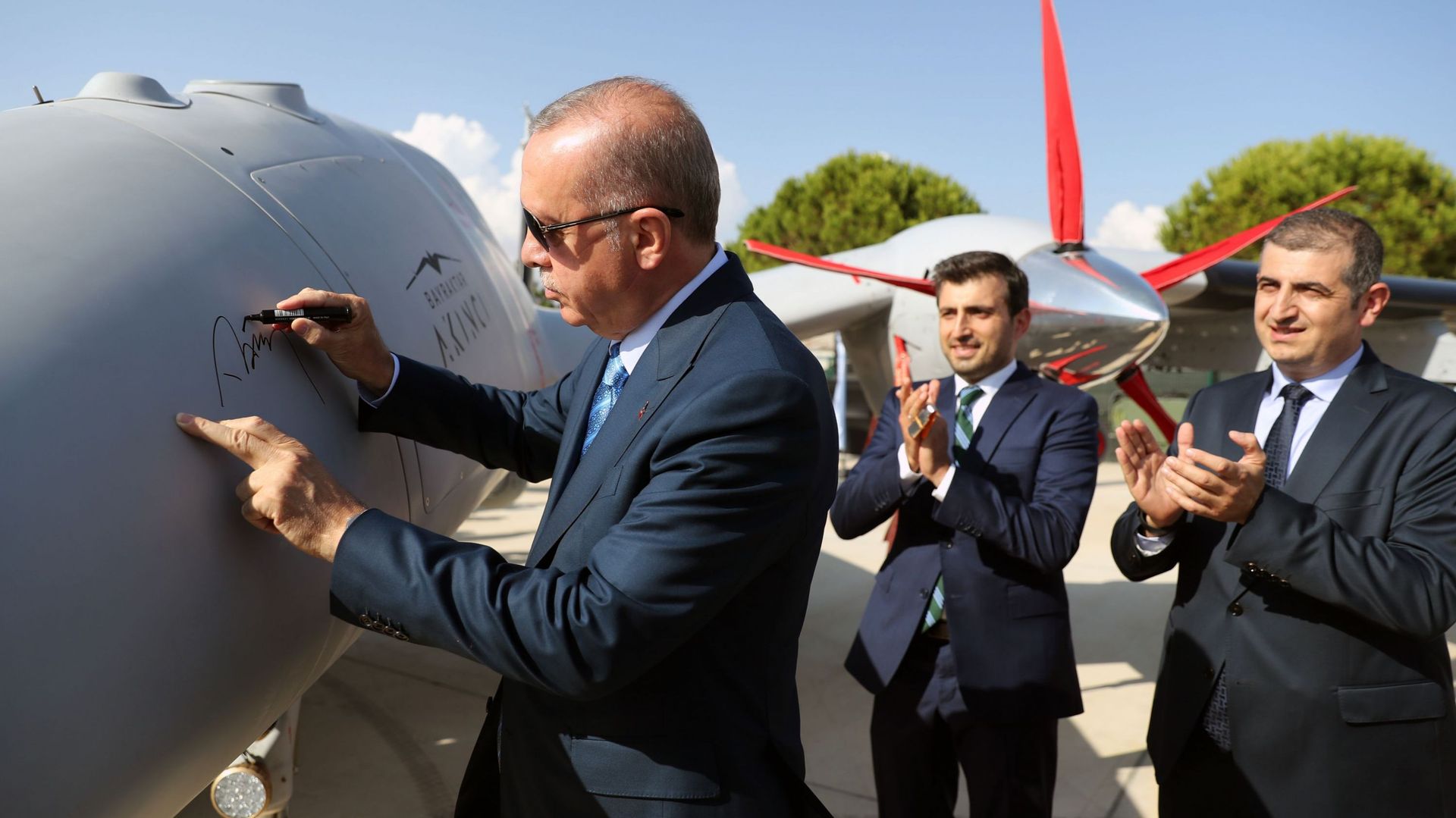 Le président turc Recep Tayyip Erdogan assiste à la cérémonie de livraison et de remise de diplômes pour le Bayraktar Akinci, un véhicule aérien de combat sans pilote, au centre d’entraînement et d’essai en vol Akinci du commandement de la base aéroportua