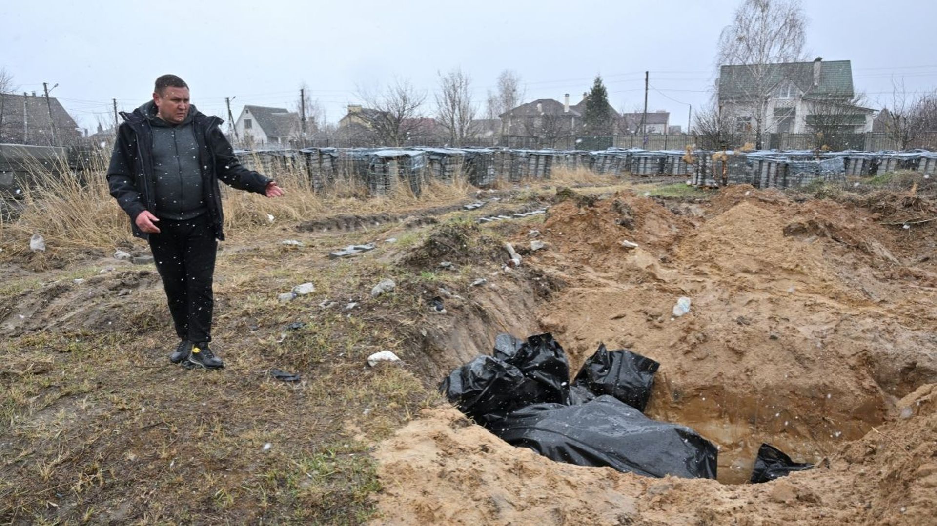 Une fosse commune à Boutcha le 3 avril 2022 (AFP / SERGEI SUPINSKY)