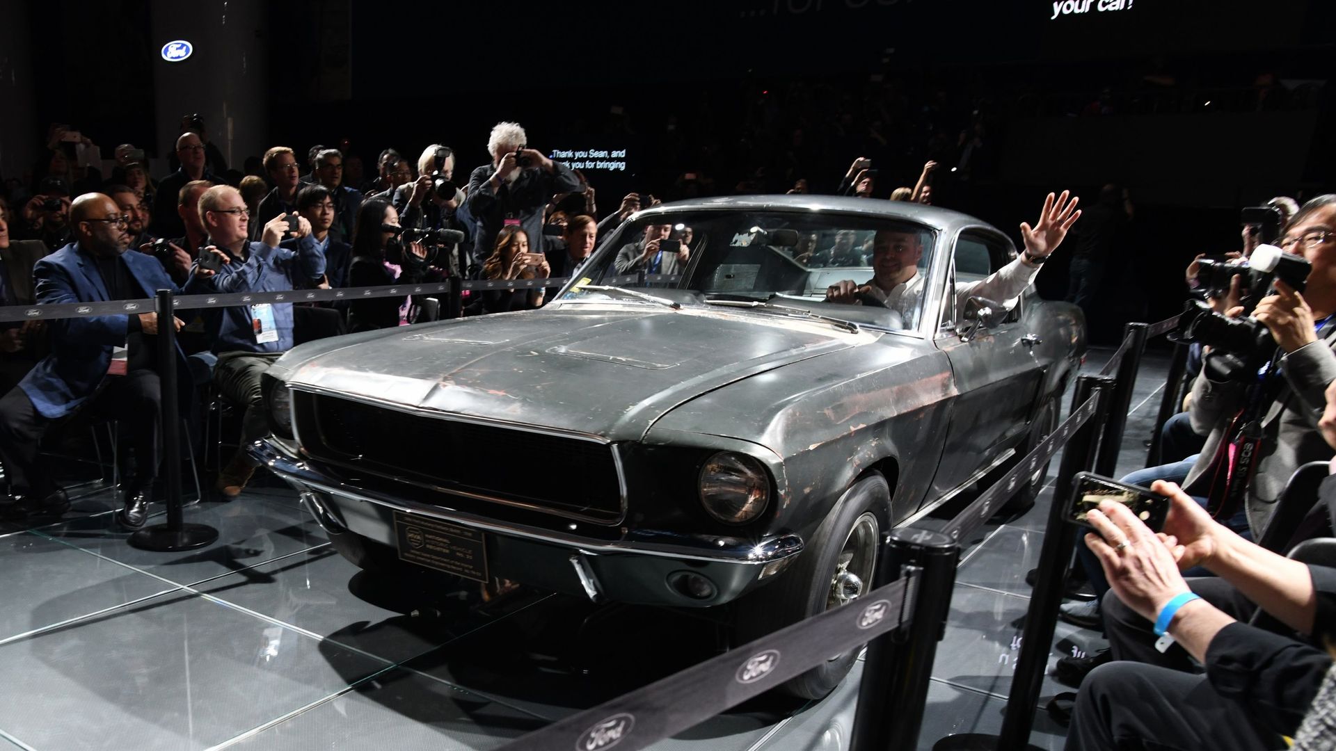 La célèbre Ford Mustang GT conduite par Steve McQueen dans les rues de San Francisco dans le célèbre film "Bullitt" a été vendue aux enchères pour 3,7 millions de dollars.