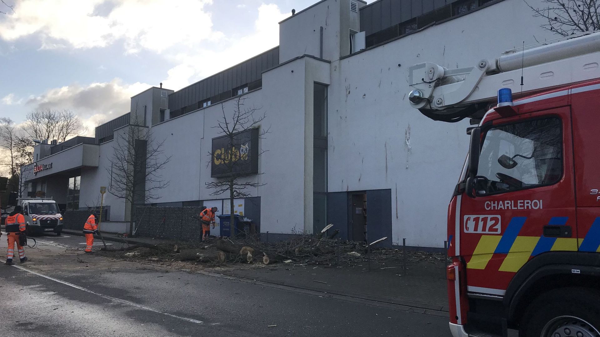 Un arbre est tombé sur la façade du magasin Club de Gerpinnes, causant de légers dégâts.