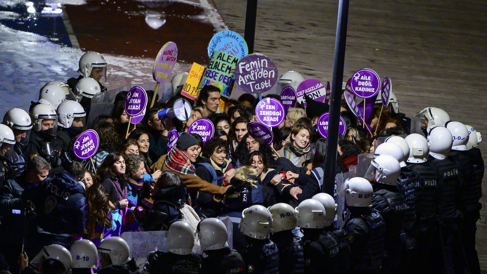Des manifestantes participent à une manifestation à l'occasion de la Journée internationale pour l'élimination de la violence à l'égard des femmes alors que la police anti-émeute turque les encercle à Istanbul, le 25 novembre 2022.