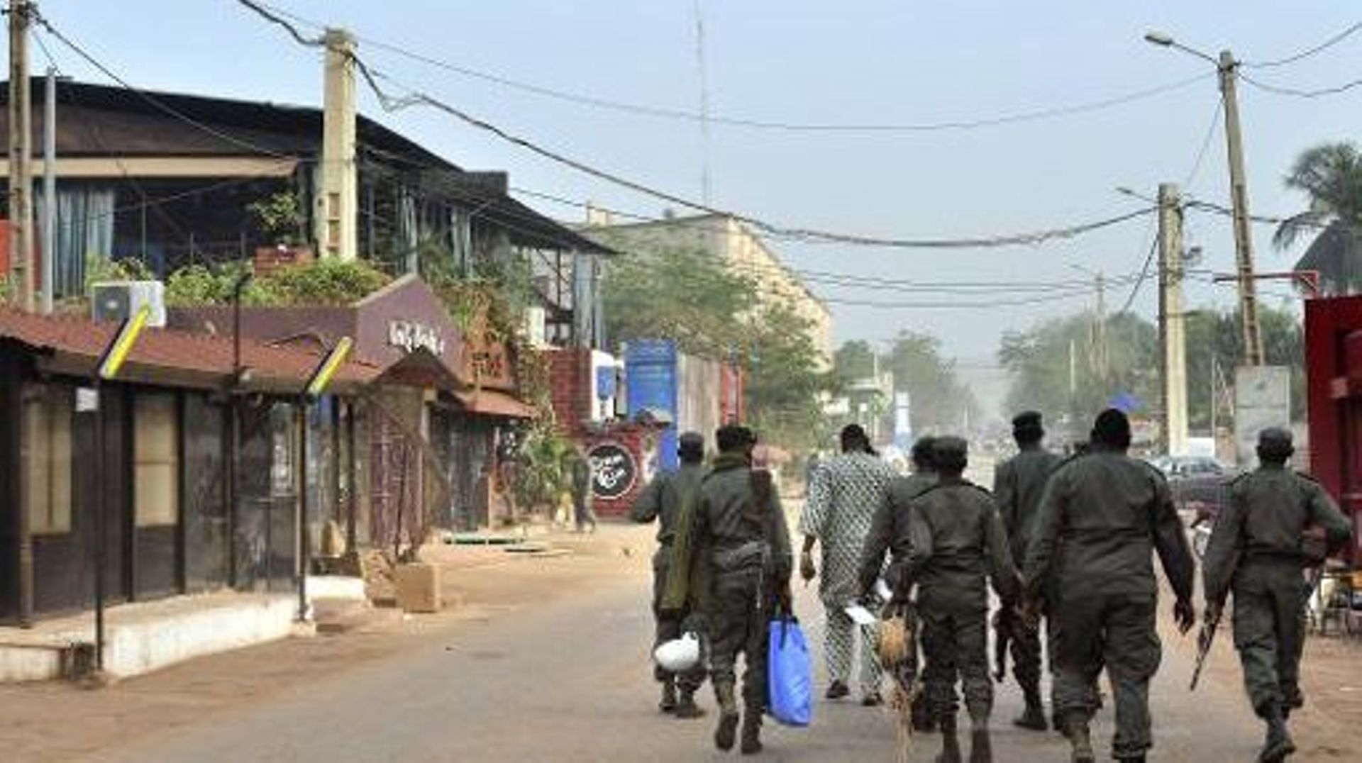 Des membres des forces de sécurité se dirigent vers le restaurant "La Terrasse", victime d'un attentat terroriste, à Bamako le 7 mars 2015