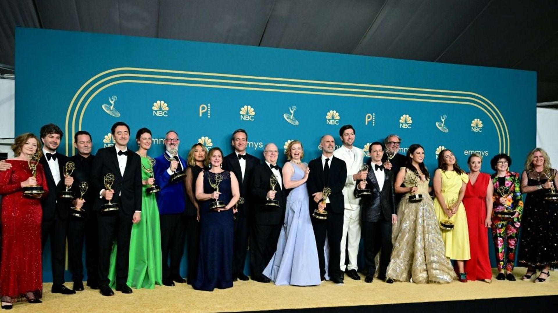 L'équipe de la série "Succession" qui a remporté l'Emmy de la meilleure série dramatique à Los Angeles, le 12 septembre 2022 
