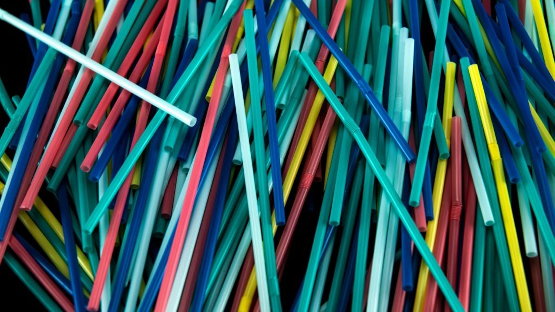 Le gouvernement canadien prévoit d'éliminer six objets courants en plastique à usage unique d'ici fin 2021, comme les pailles figurant sur cette photo à Paris, en France, le 12 août 2018