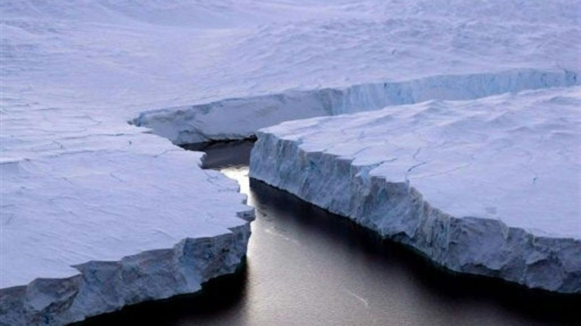 Un énorme iceberg (D) se détache de la côte Knox dans le Territoire Antarctique australien le 11 janvier 2008