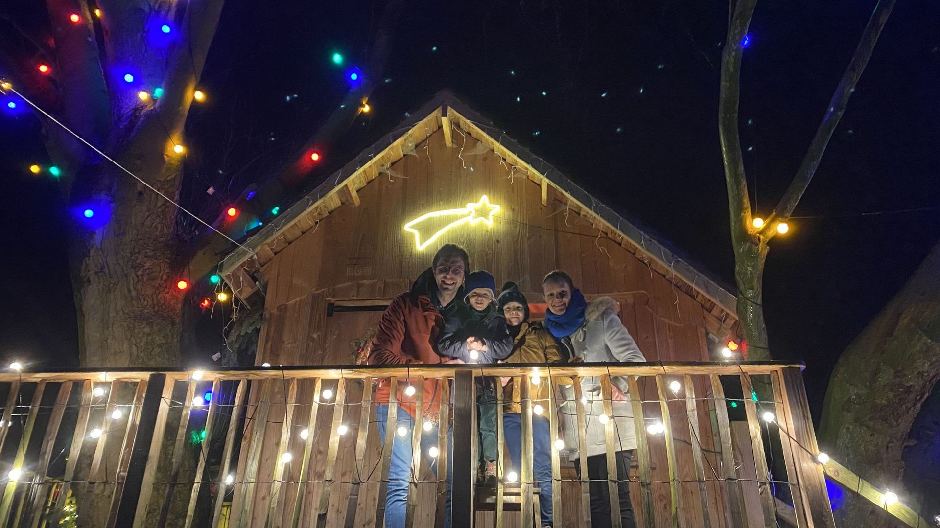 La famille Bury devant le chalet du Père Noël : première étape du parcours d’illuminations créé dans leur jardin