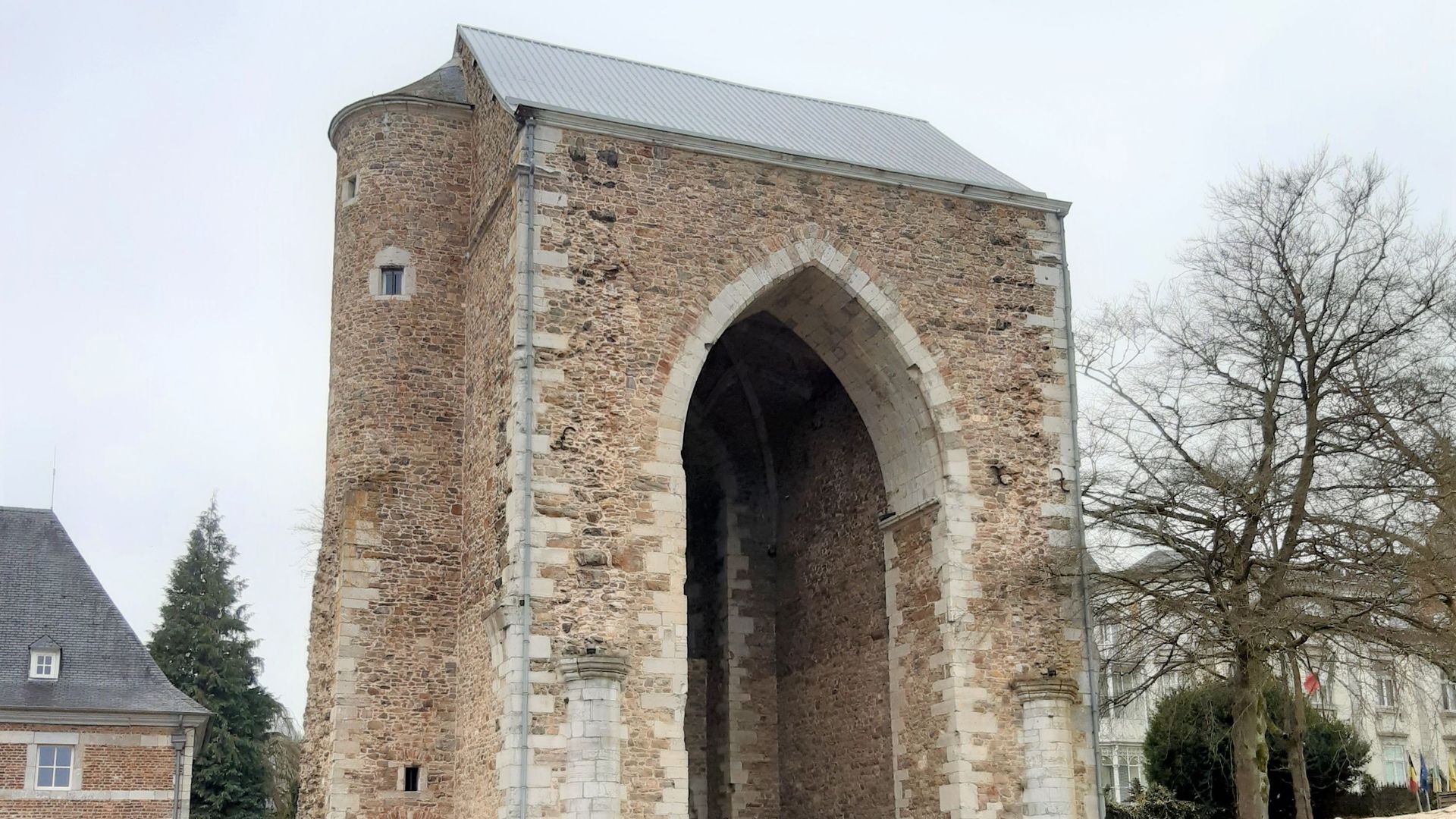 La tour de l’église de l’abbaye qui a été reconstituée.