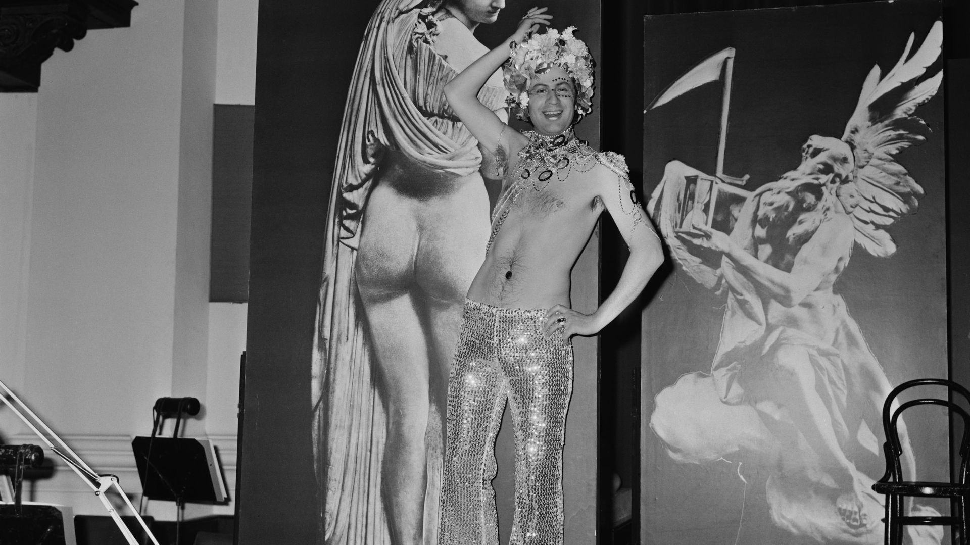 James Bowman en 1971 dans son costume de "Venus", pour la répétition de The Secular Masque (1747), un opera da camera de William Boyce.