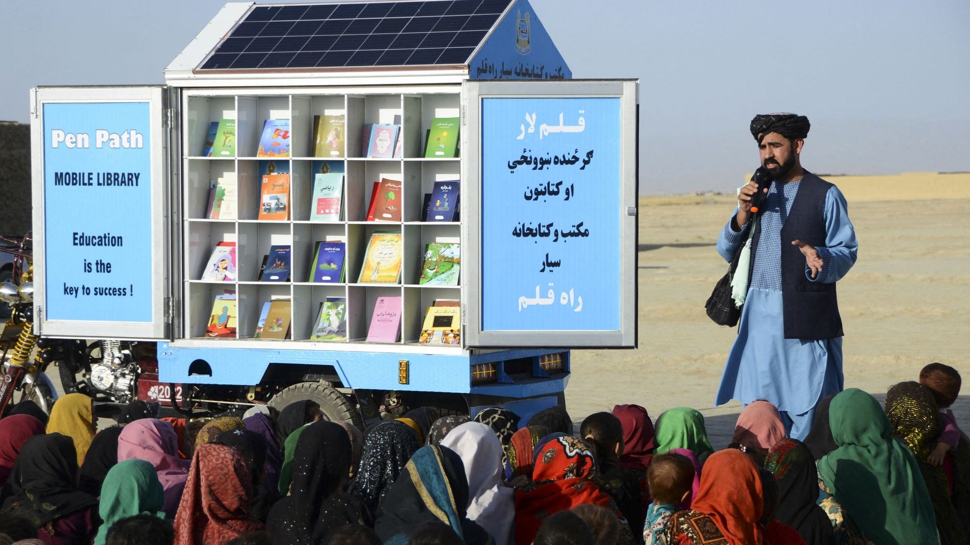 Mattiullah Wesa sillonne les zones rurales de la province de Kadahar avec sa bibliothèque mobile pour promouvoir l’alphabétisation des filles.