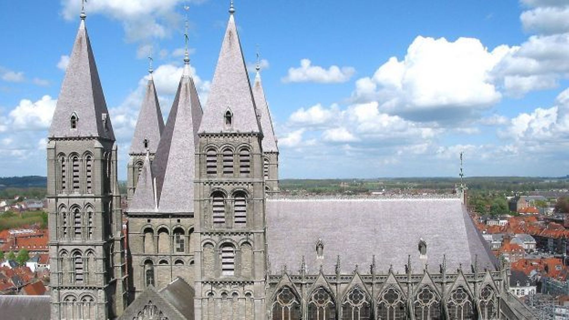 Les cinq tours romanes /choeur gothique de la cathédrale Notre-Dame