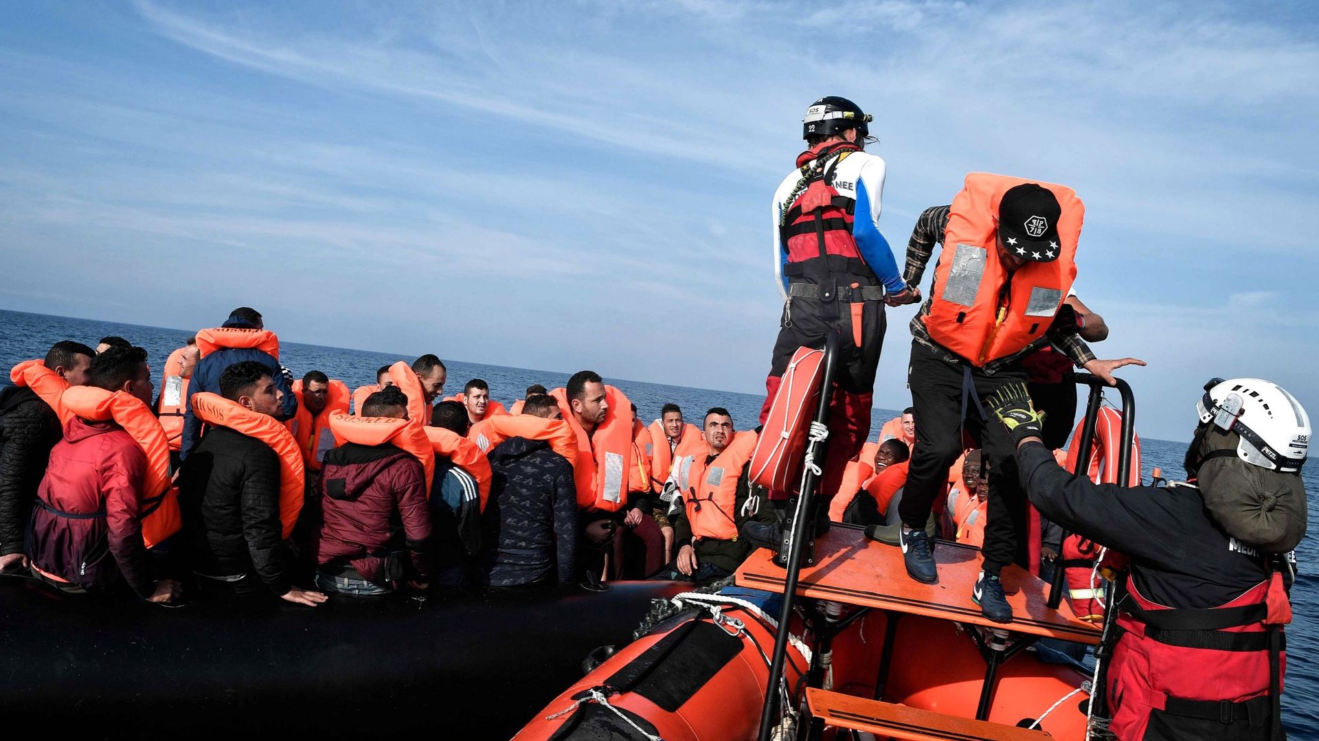 Theo Francken veut "contourner l'article 3" pour renvoyer les bateaux de migrants: l'opposition scandalisée