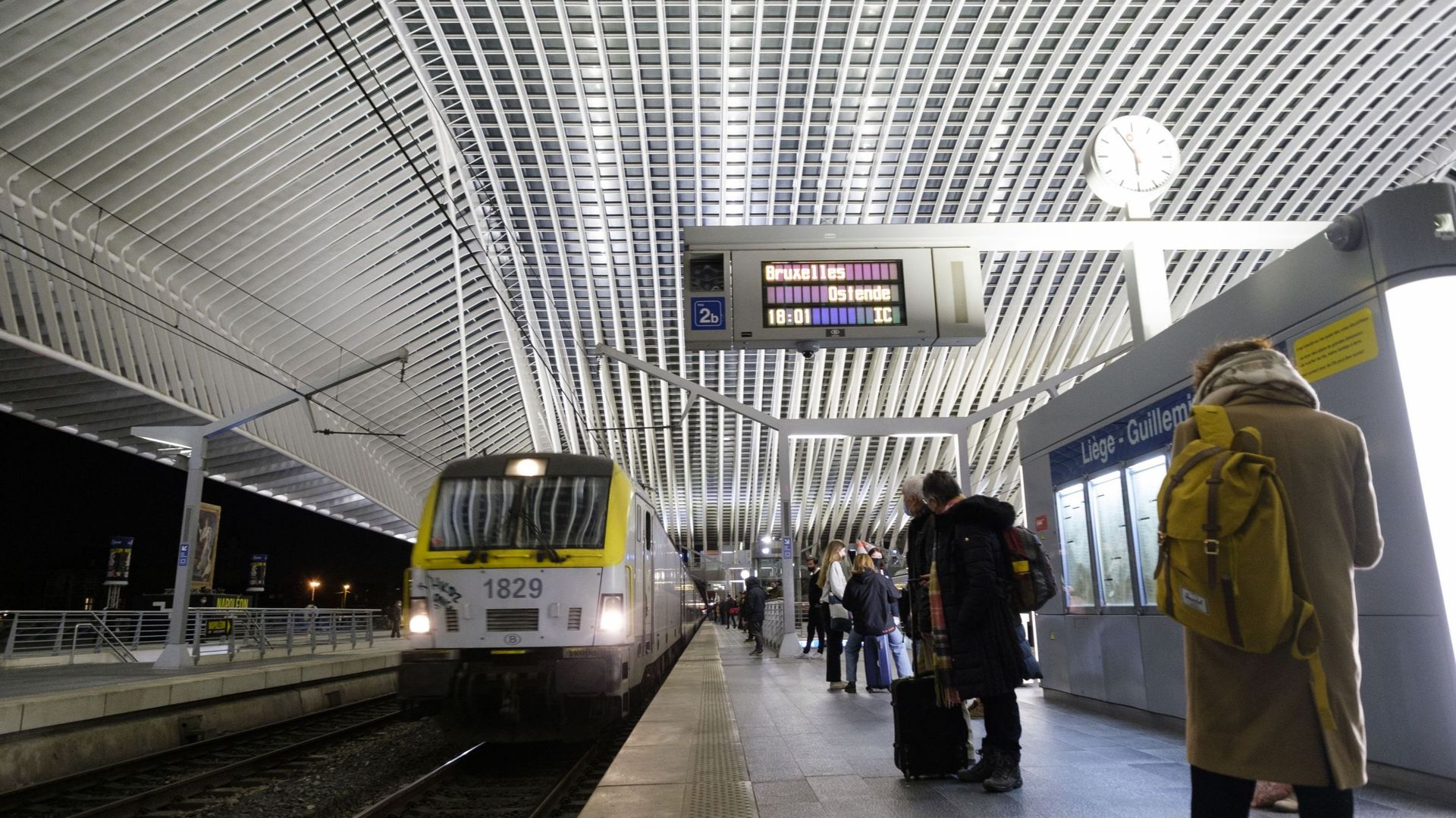 Des voyageurs attendent le train entre Liège Guillemin et Bruxelles, le 20 janvier 2022 à Liège, en Belgique.