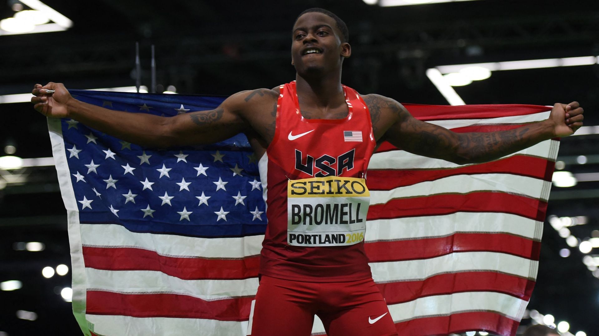 Trayvon Brommel célèbre sa victoire aux 60 mètres lors des championnats indoor à Portland.