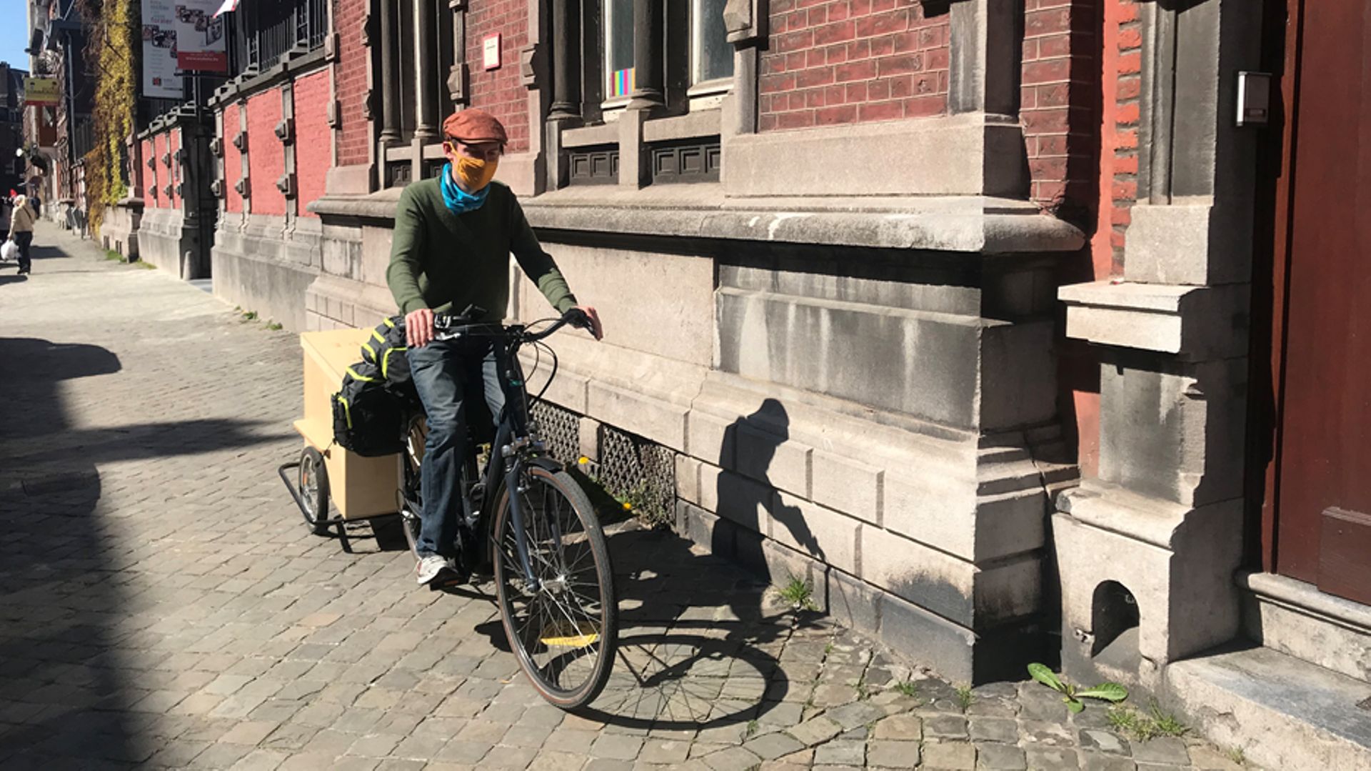 Maxime Coton, colporteur de poèmes, fait le Tour du Livre. rtbf.be