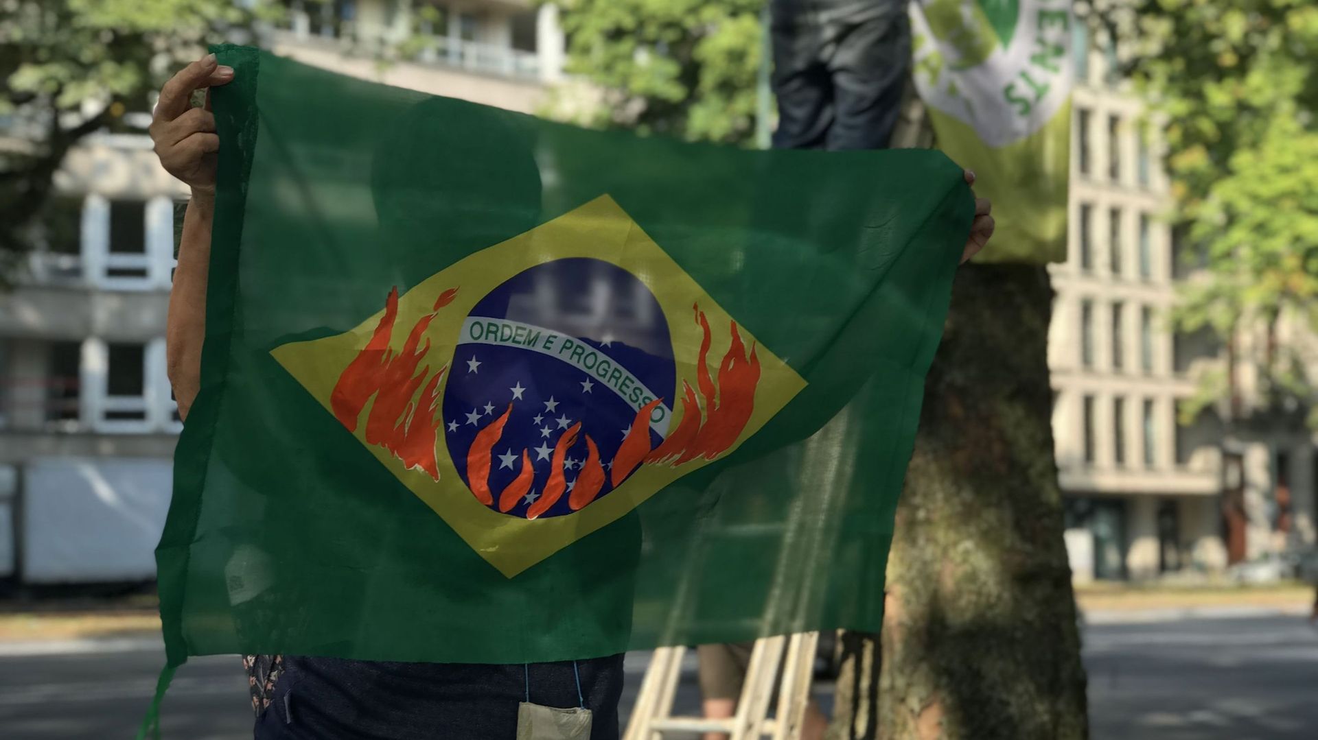 Feux en Amazonie: manifestation devant l'ambassade du Brésil à Bruxelles