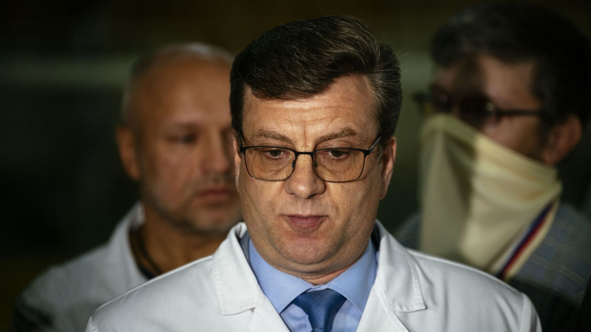 Alexander Murakhovsky, médecin en chef de l'hôpital d'urgence n° 1 d'Omsk, où Alexei Navalny a été admis après être tombé malade dans ce que sa porte-parole a déclaré être un empoisonnement présumé, s'adresse aux médias à Omsk le 21 août 2020