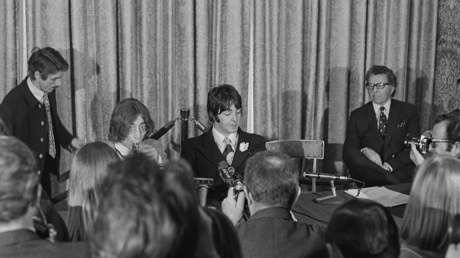 De gauche à droite : l’agent Derek Taylor, John Lennon, Paul McCartney et Denis O' Dell en 1968