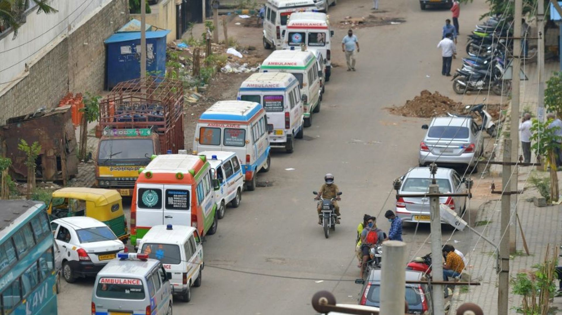 Des ambulances transportant des personnes décédées du Covid-19 attendent devant un crématorium à Bangalore en Inde, le 21 avril 2021