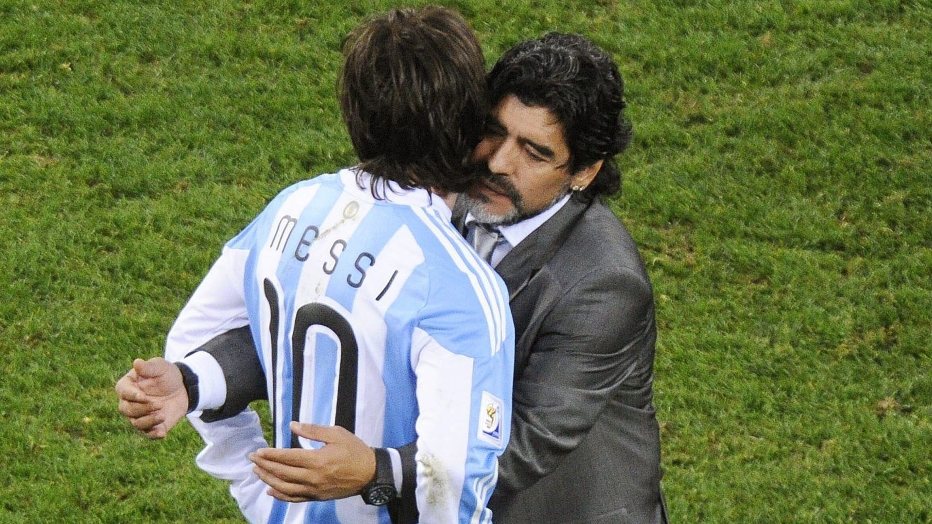 Lionel Messi enlacé par Diego Maradona