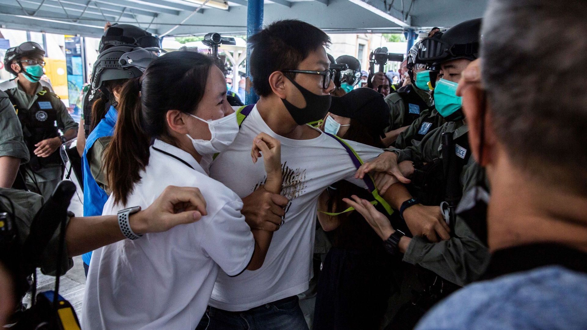 Affrontements entre policiers et manifestants pro-démocratie lors des manifestations de ces derniers réclamant l'indépendance de la ville à Hong Kong le 10 mai 2020.