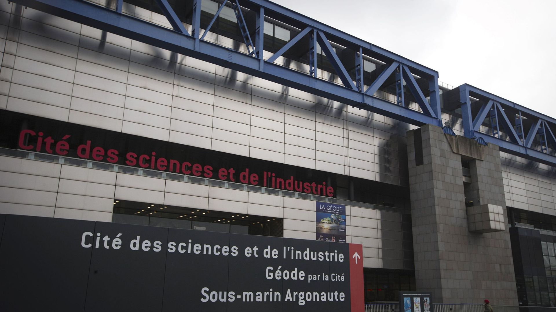 La Cité des Sciences de Paris est en feu RTBF Actus