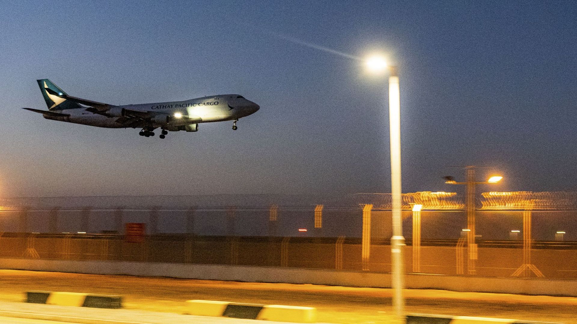 Un avion en phase d’atterrissage à l’aéroport de Hong Kong