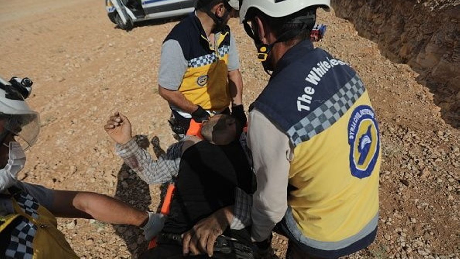 Des équipes de la défense civile et des citoyens transportent des blessés vers des ambulances après que des civils ont marché sur une mine, qui a fait 1 mort et 7 blessés, alors qu’ils tentaient de s’échapper du district de Bab à Alep, en Syrie, le 23 sep