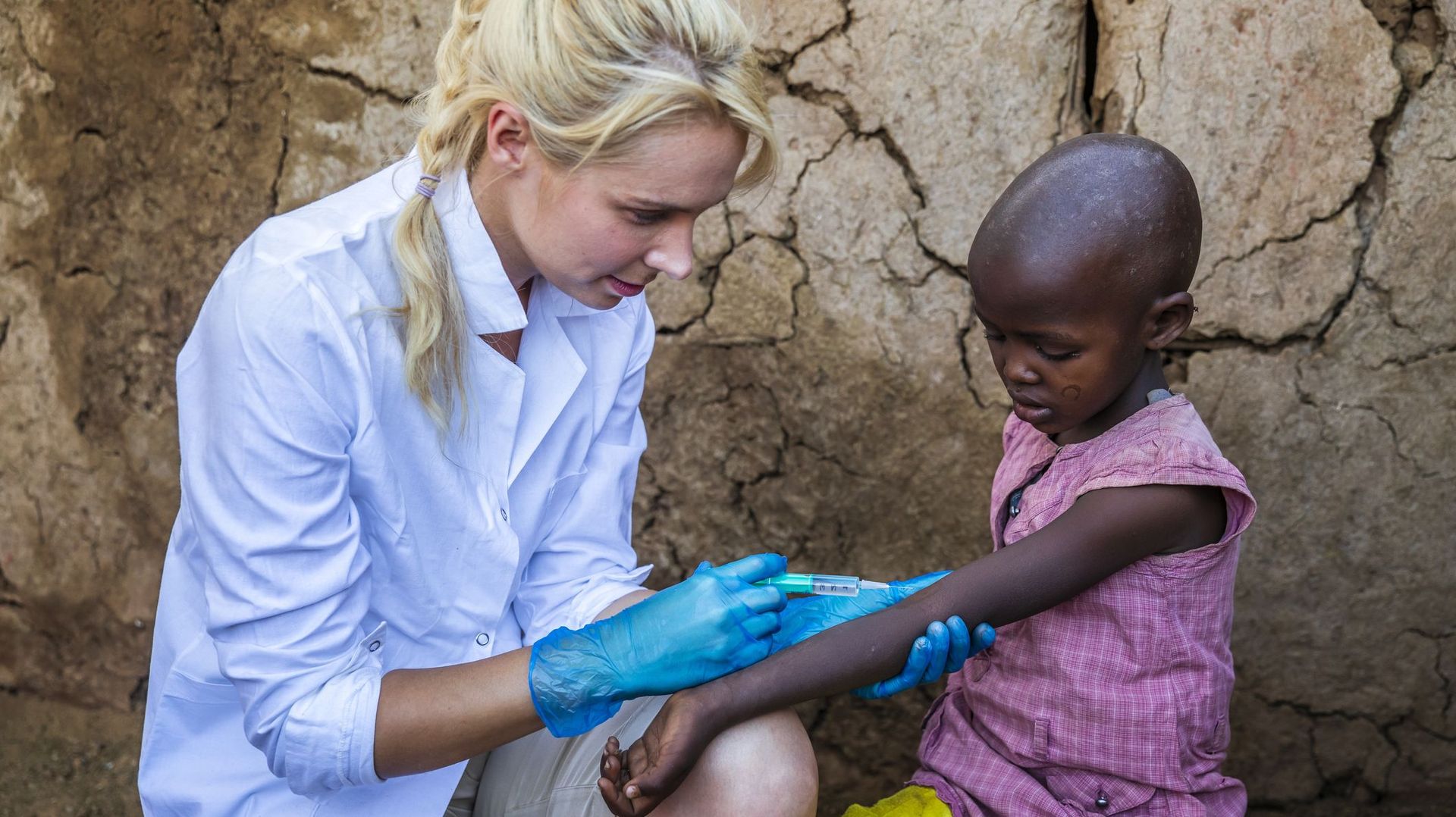 Un docteur vaccine une petite fille au Kenya.
