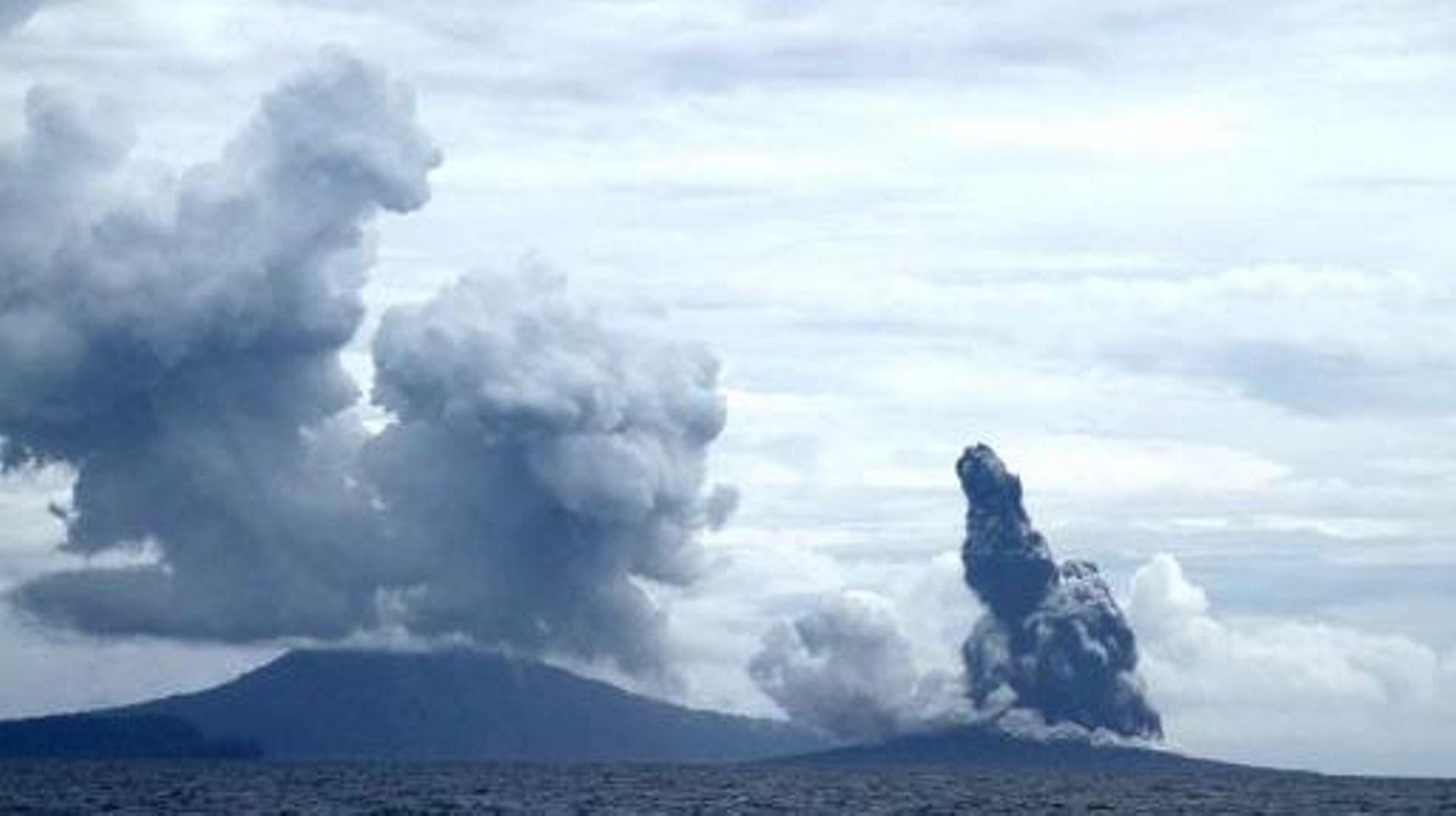 Indonésie : l’Anak Krakatoa en éruption, nuage de cendres de 3 km de haut