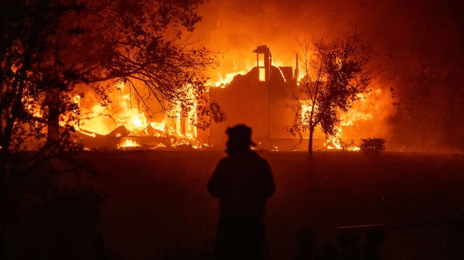 Une maison brûle à Vacaville, en Californie, où sévit l'incendie "LNU Lightning Complex", le 19 août 2020  