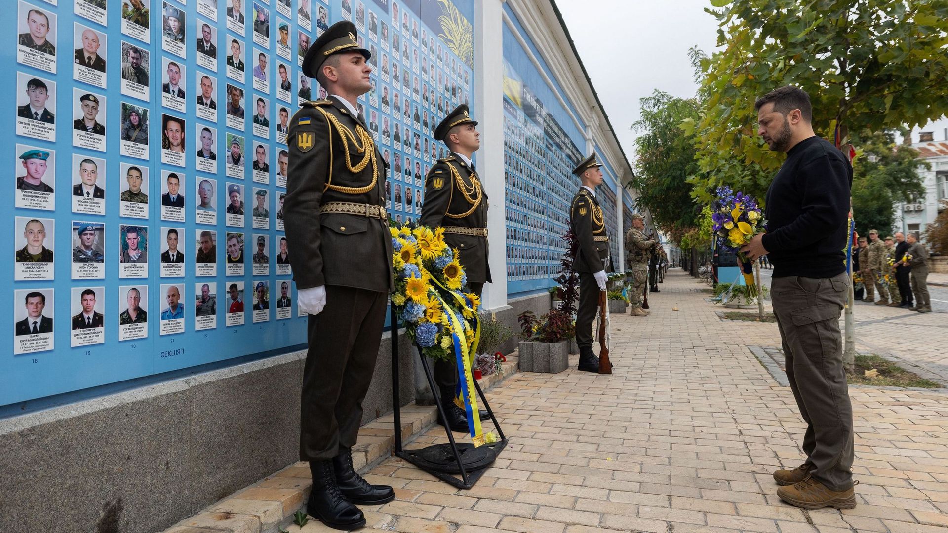Le président Zelensky rend hommage aux soldats tombés lors du Jour des Défenseurs de l’Ukraine.