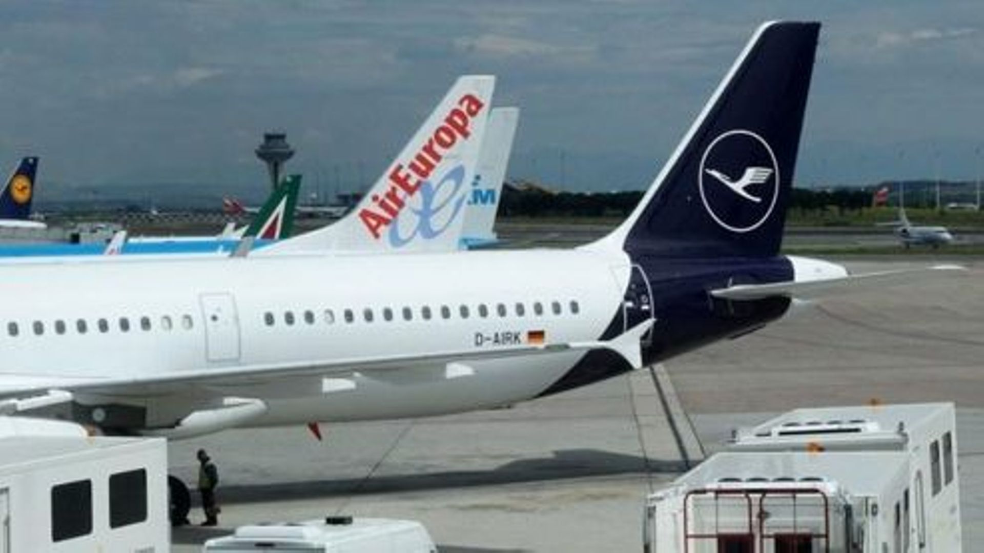 Une photo prise le 2 mai 2018 montre des aéronefs de la compagnie aérienne allemande Lufthansa et de la compagnie aérienne espagnole à bas prix Air Europa stationnés à une porte de l’aéroport de Charleroi.