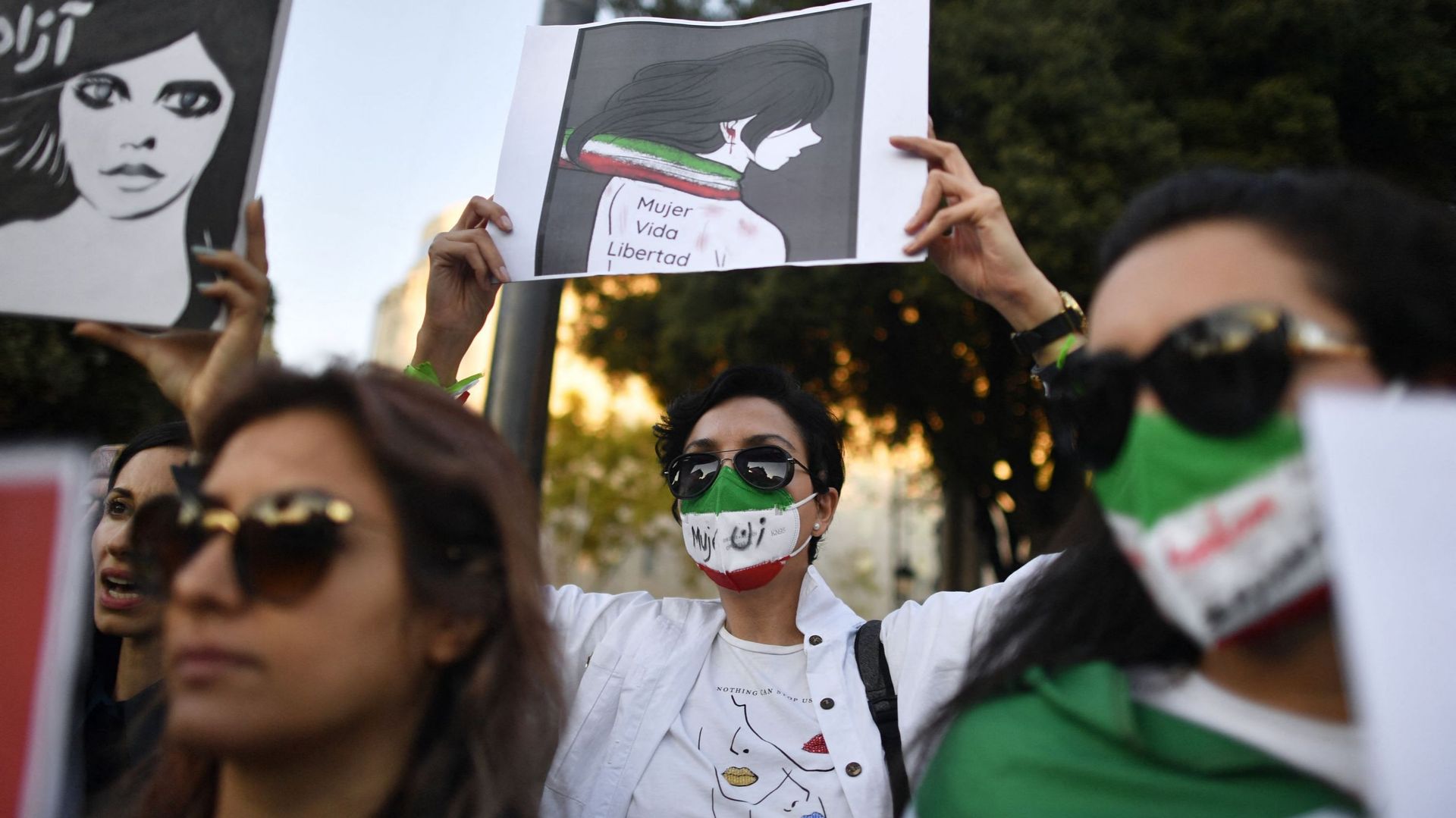 Une femme tient un panneau sur lequel on peut lire en espagnol "Femme, vie, liberté" lors d’une manifestation de soutien aux femmes iraniennes, le 4 octobre 2022 à Barcelone.