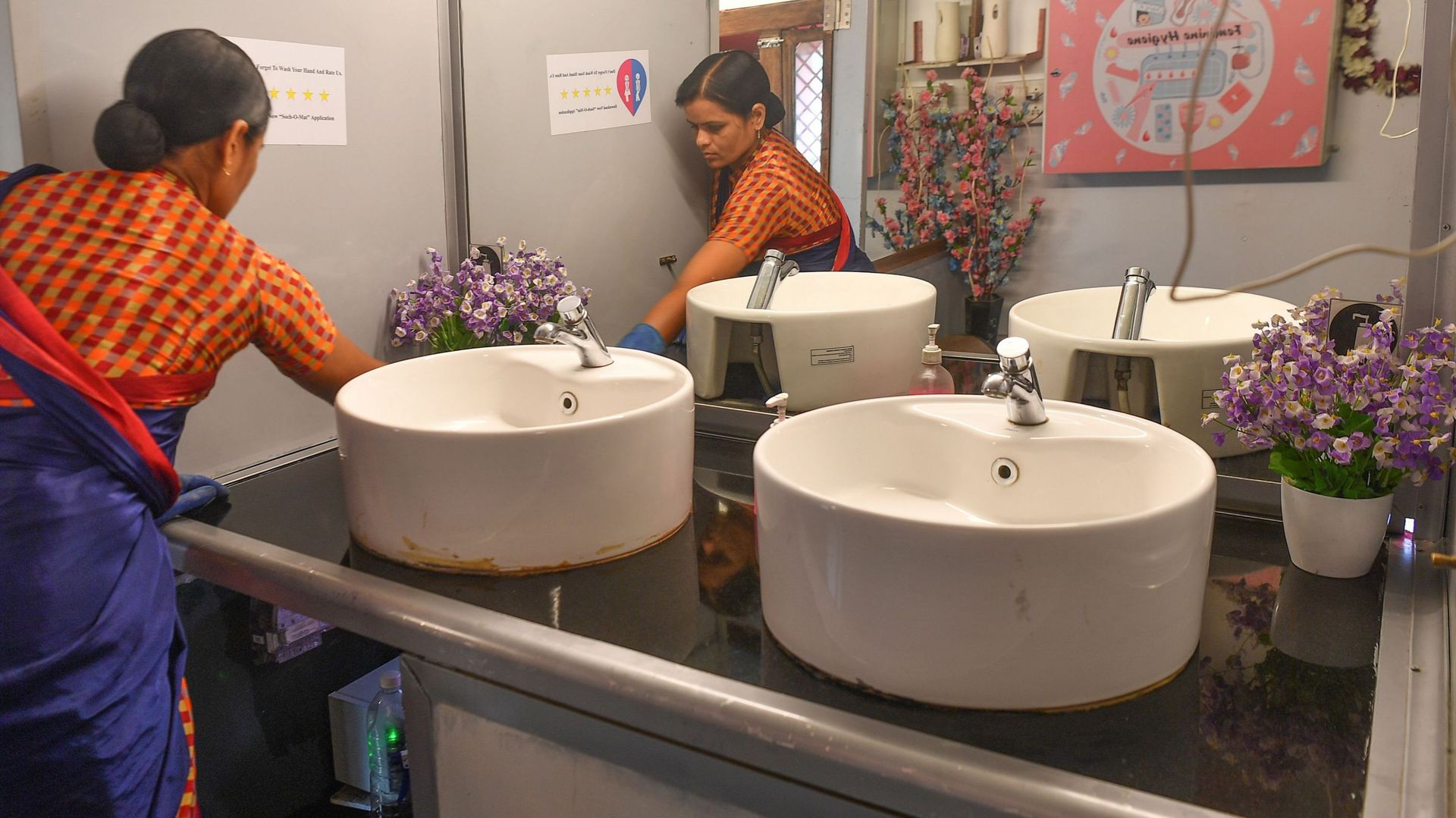 En Inde, des vieux bus convertis en toilettes pour femmes