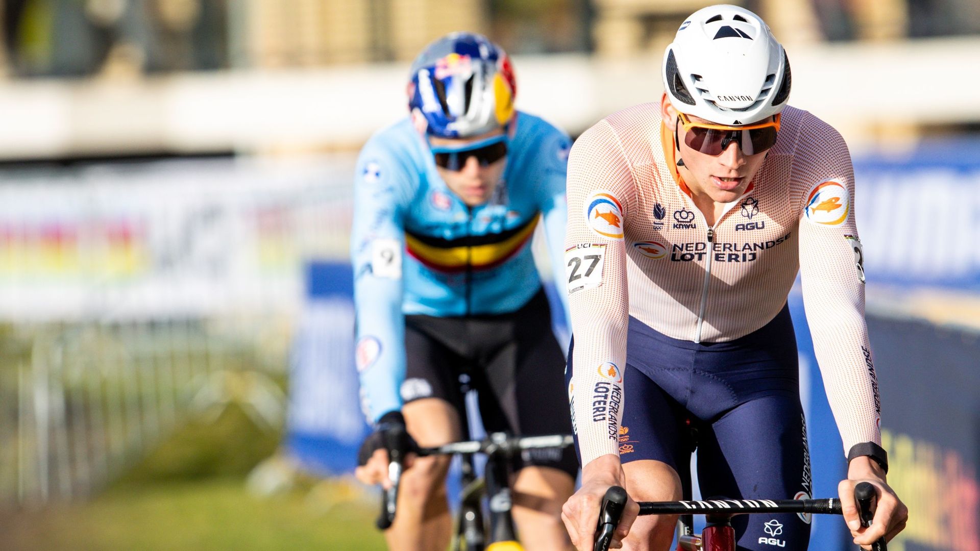 Mathieu van der Poel devance Wout van Aert durant les Championnats du monde de cyclocross.