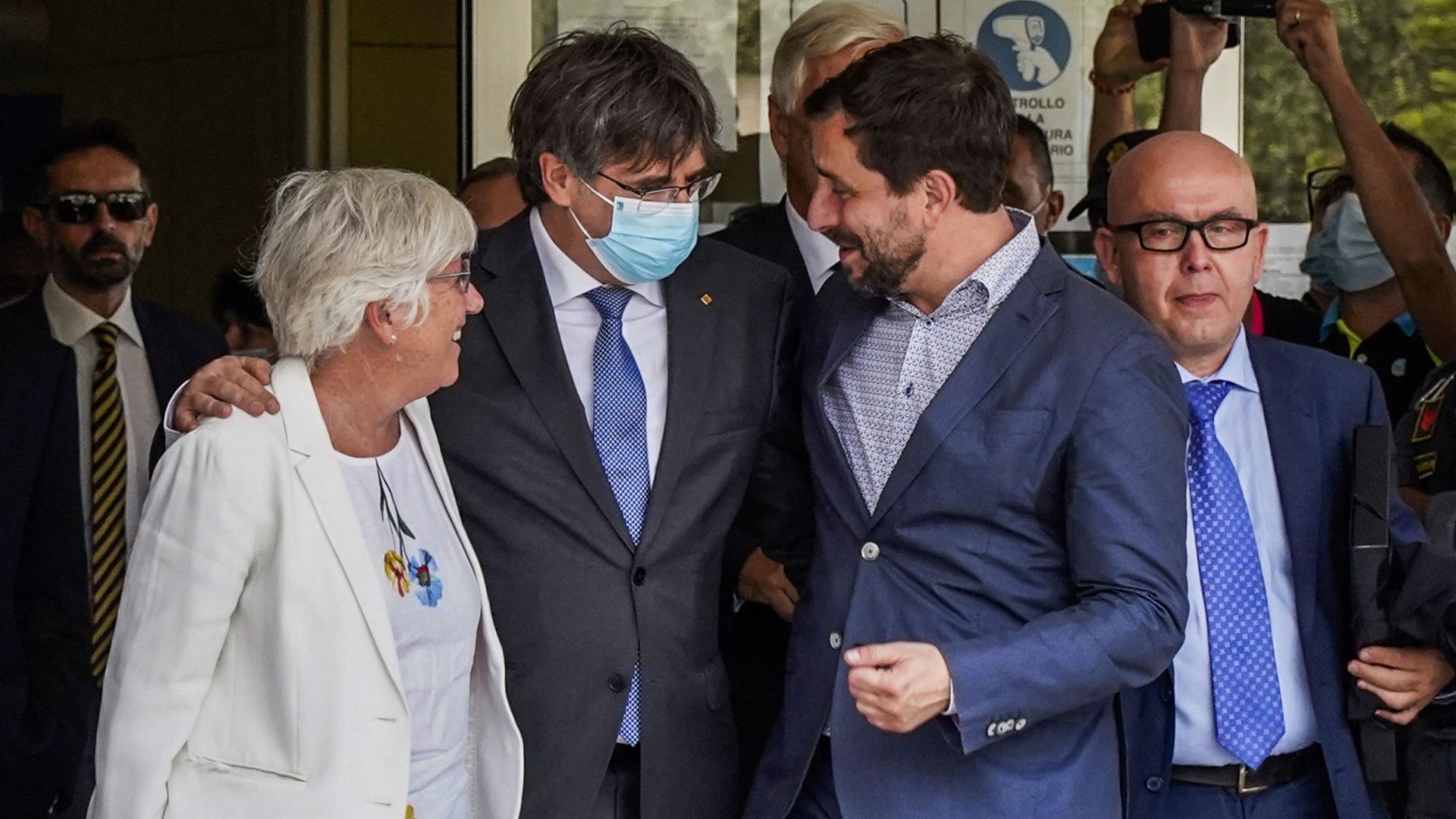 L'ancien dirigeant en exil de la Catalogne, Carles Puigdemont (centre), escorté par l'économiste catalane et membre du Parlement européen, Clara Ponsati (gauche) et l'homme politique espagnol de Catalogne, membre du Parlement européen pour la coalition in
