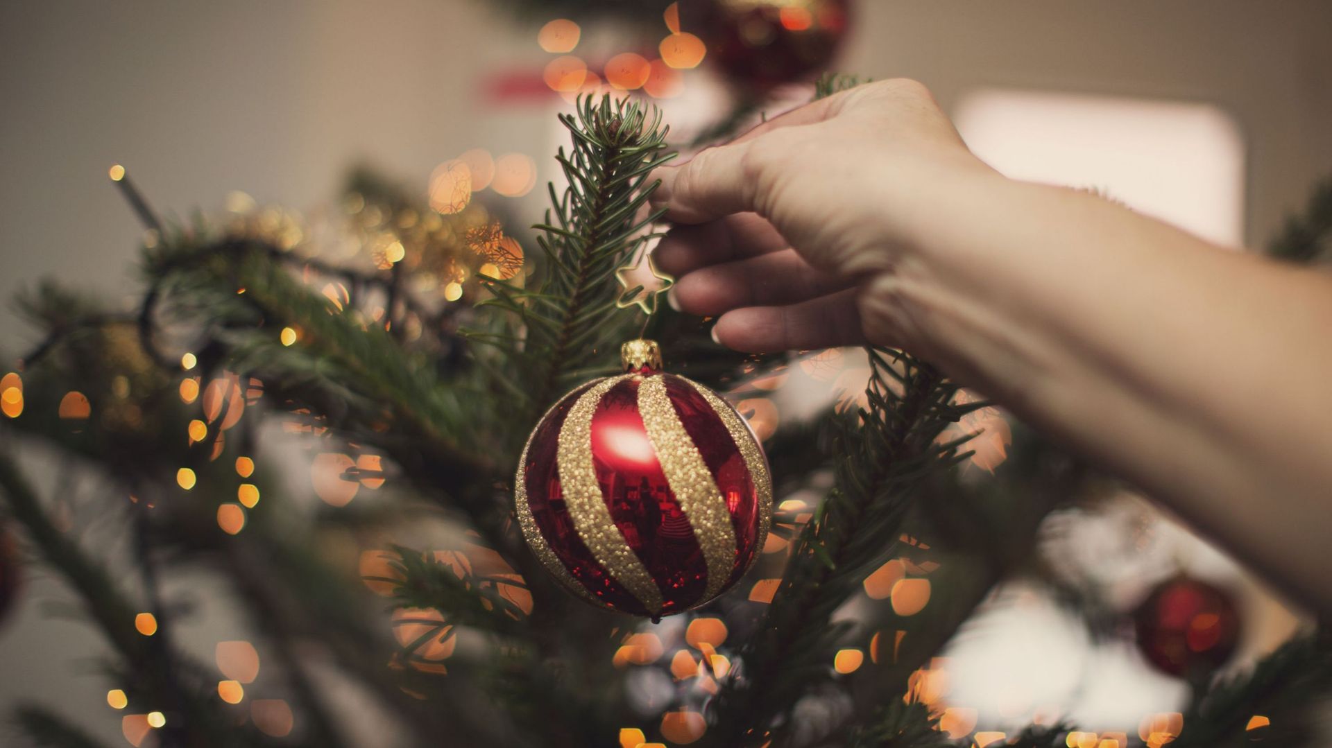 Décorations de Noël : les installer tôt fait de vous une personne