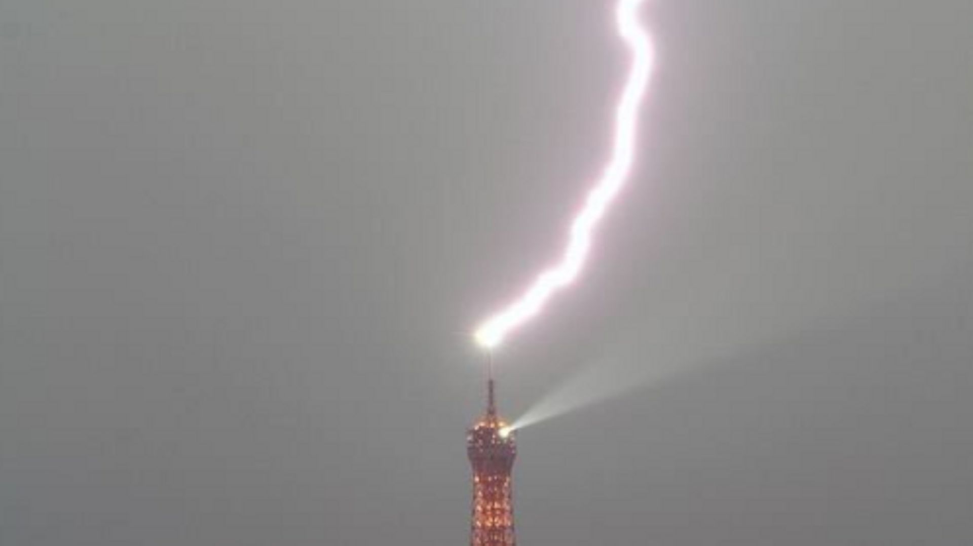 Une webcam de météo Paris à capturé ce moment