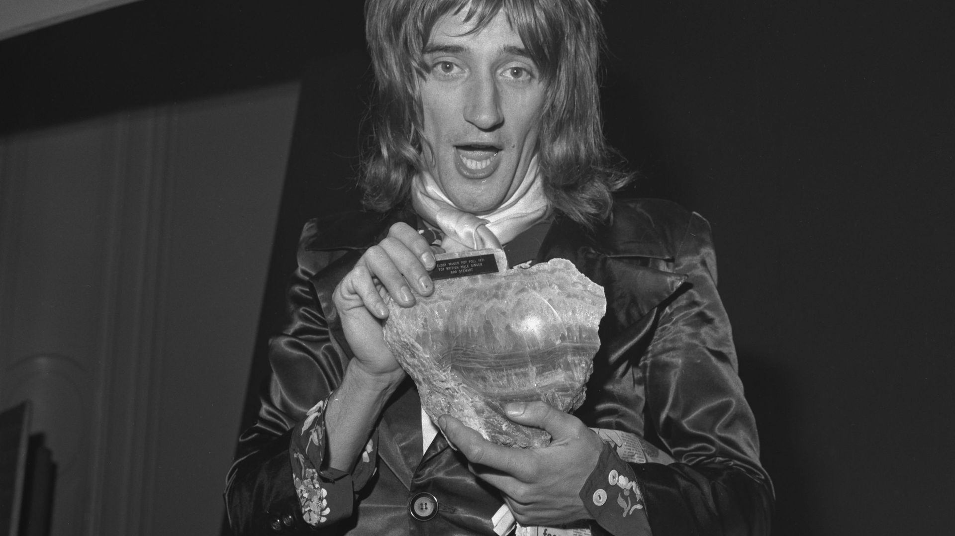Rod Stewart et son award section "Meilleur chanteur britannique" le 15 septembre 1971 lors de la cérémonie des Melody Maker Pop Poll awards.